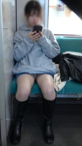 Pcolle PPV【12月29日まで顔モザなし】デニムミニとロングブーツの冬休み中の推定JDの丸見えパ〇ツ[4K動画][顔出し][ドアップあり]