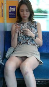 Pcolle PPV【7月21日まで顔モザなし】ミニスカートの超絶美人ギャル姉さん、足癖悪くてチラどころかパンモロ[4K動画][顔出し][ドアップあ