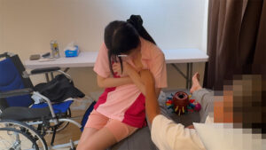 Pcolle PPV 突然のセクハラに硬直する研修初日の介護生 声も出せず言われるがまま添い寝させられ生乳・生尻姿で入浴介助