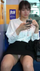 Pcolle PPV【8月11日まで顔モザなし】アイドル級に超絶かわいいOLさん警戒心はお留守番でピンクTが丸見え、逆さも[4K動画][顔出し][ド