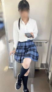 Pcolle PPV【パン撮記28】電車の制服女子激写！どエロ紐Tバック食い込んでおま⚪︎こはみまくり！紐ほどけるハプニング！？