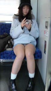 Pcolle PPV【12月21日まで顔モザなし】ちょいむちでかわいいお姉さんのデニムミニスカ、乗り換え後もしつこく追い常に見えてるピンクパ〇ツ[4