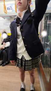 Pcolle PPV パッチリ目のJKを追いかけてみた。盗撮しながらぎりスカートをめくってみた。