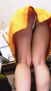 Pcolle PPV ギリギリはみ出てる、、、！？　尻突き出しパンティで女の子とおしゃべり