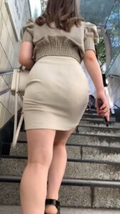 Pcolle PPV【再販】No.1486「パッツパツ過ぎて歩きにくそう！タイトでミニ丈のスカートで美巨尻を強調する美人OL」